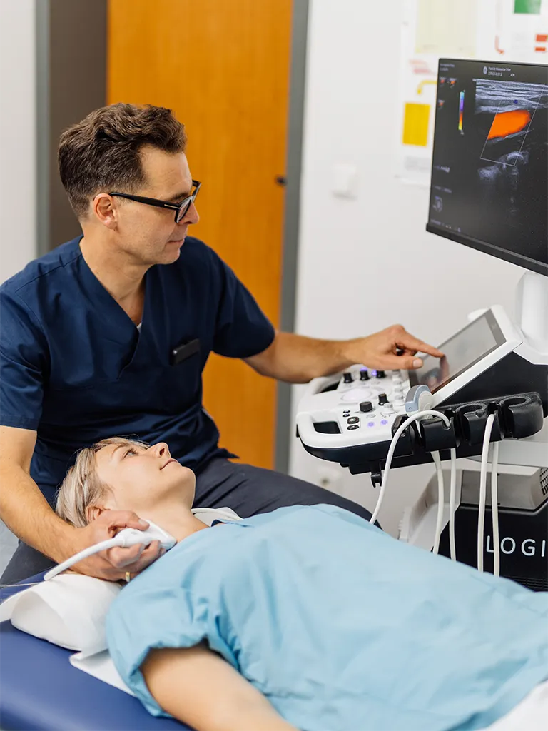 Herr Dr. Reich bei einer Untersuchung einer Patientin