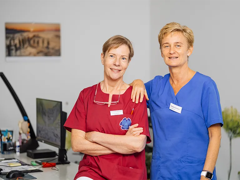 Frau Dr. Weinmeister und Fachschwester Christiane in der Praxis